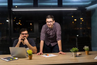 Ofiste çalışan iş adamları