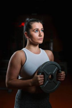 Atletik kadın spor salonunda eğitim 