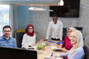 Ofiste çok kültürlü iş takım