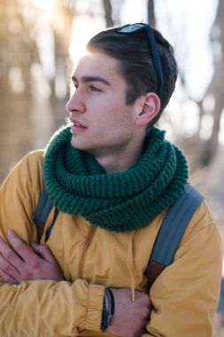 Genç adam kış ormanında