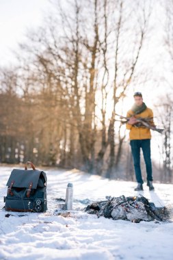Genç adam kış ormanında
