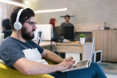 Sakallı işadamı laptop ile çalışma