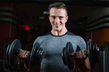 Atletik erkek spor salonunda eğitim 