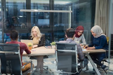 Ofiste çok kültürlü iş takım