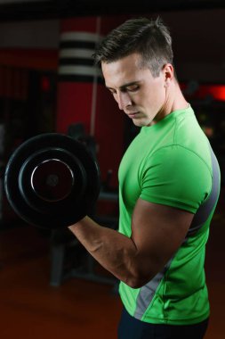 Atletik erkek spor salonunda eğitim 