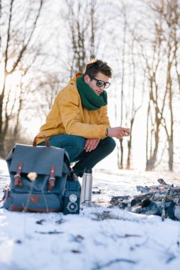 Adam dağda kamp ateşi rahatlatıcı