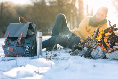 Genç adam kış ormanında