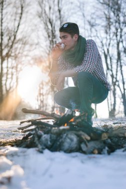 Yakışıklı beyaz izci adam 
