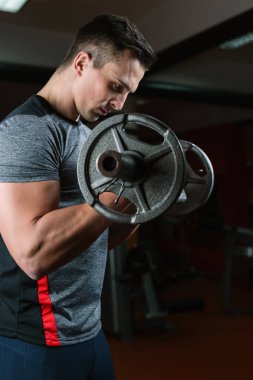 Atletik erkek spor salonunda eğitim 