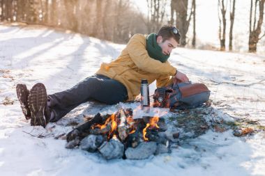 Adam dağda kamp ateşi rahatlatıcı