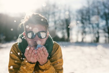 Genç adam kış ormanında