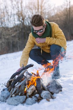 Adam dağda kamp ateşi rahatlatıcı