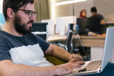 Sakallı işadamı laptop ile çalışma