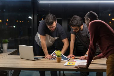 Ofiste çalışan iş adamları