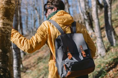 Ormandaki genç adam