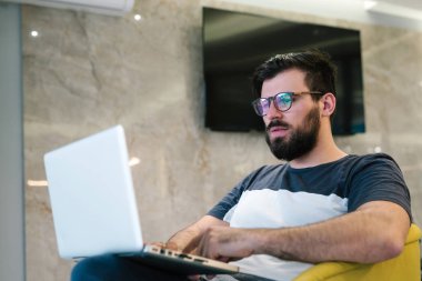 Sakallı işadamı laptop ile çalışma