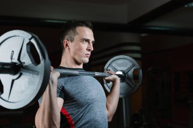 Atletik erkek spor salonunda eğitim 