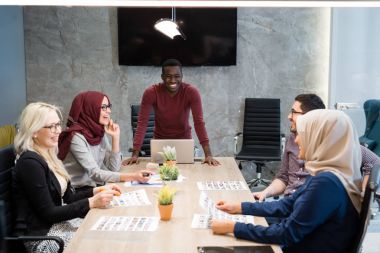 Ofiste çok kültürlü iş takım