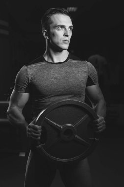 Atletik erkek spor salonunda eğitim 