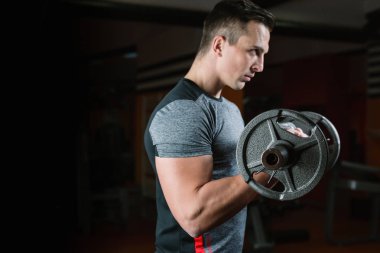 Atletik erkek spor salonunda eğitim 