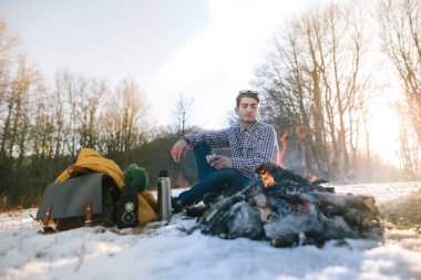 Yakışıklı beyaz izci adam 