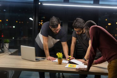 Ofiste çalışan iş adamları