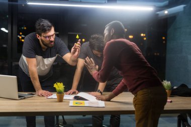 Ofiste çalışan iş adamları