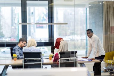 iş adamları parlak ofisi