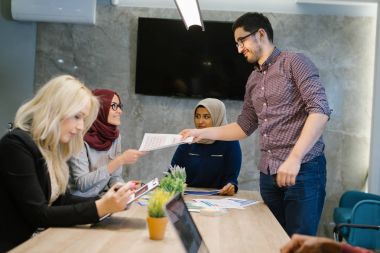 Modern ofis toplantı uymak