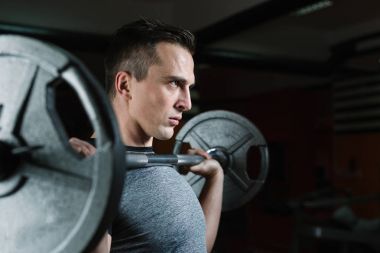 Atletik erkek spor salonunda eğitim 