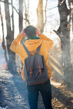 Ormandaki genç adam