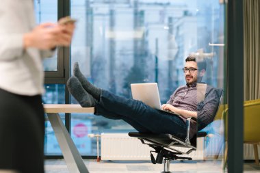 Genç adam ofiste çalışıyor.