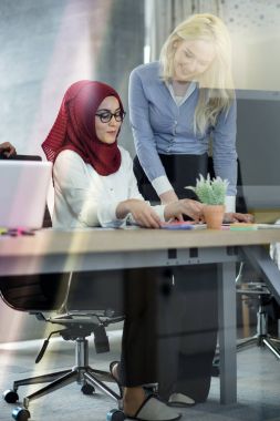 birlikte çalışan iş kadınları