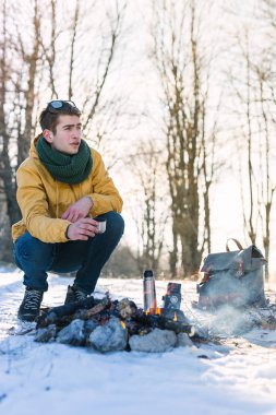 Adam dağda kamp ateşi rahatlatıcı