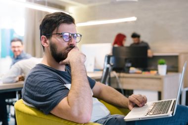 Sakallı işadamı laptop ile çalışma