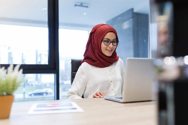 Ofiste güzel Arap kadın