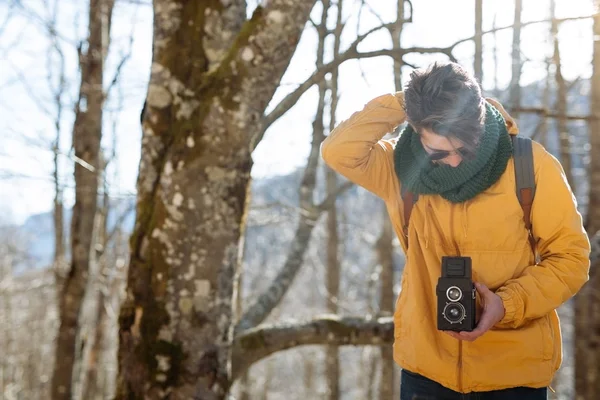 Homem com câmera vintage na floresta — Fotografia de Stock