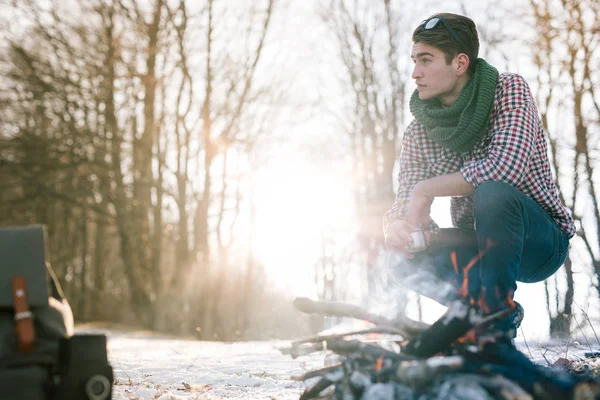 Yakışıklı beyaz izci adam 