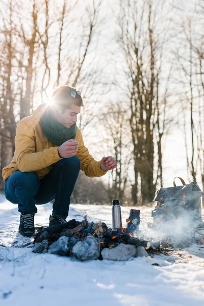 Adam dağda kamp ateşi rahatlatıcı