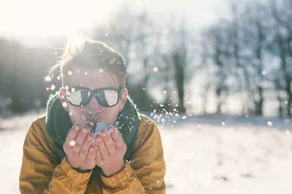 Giovane nella foresta invernale — Foto Stock