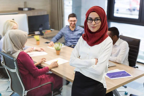 Flerkulturell næringslivsteam på kontor – stockfoto