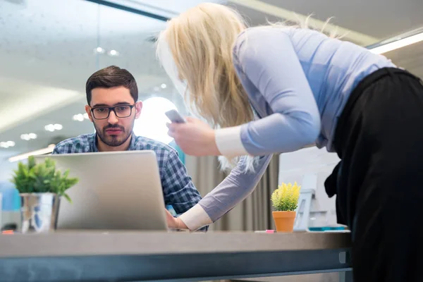 Reunión de empresarios en una oficina moderna — Foto de Stock