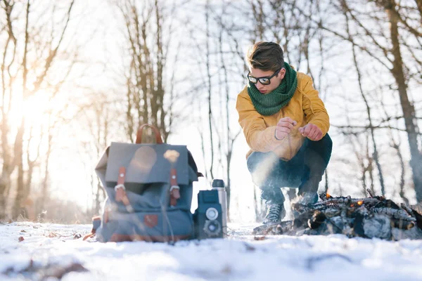 Uomo in montagna rilassante al falò — Foto Stock