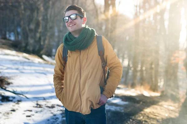 Joven en el bosque — Foto de Stock