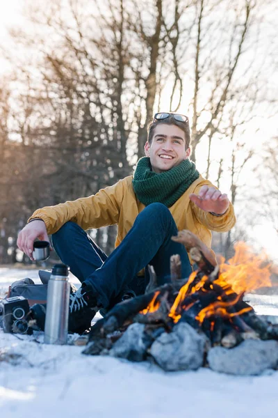 Adam dağda kamp ateşi rahatlatıcı