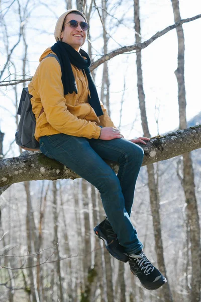 Junger Mann im Wald — Stockfoto