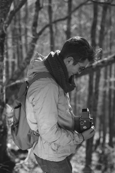 Молодой человек с винтажной камерой — стоковое фото