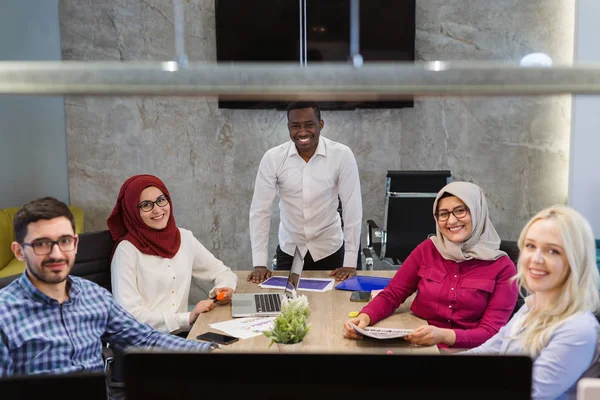 Echipa de afaceri multiculturale în birou — Fotografie, imagine de stoc