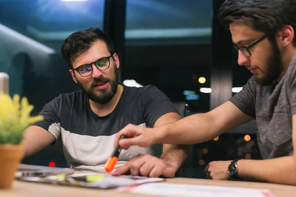 Empresários que trabalham no escritório — Fotografia de Stock