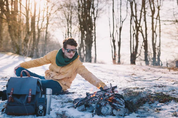 Adam dağda kamp ateşi rahatlatıcı
